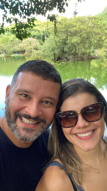Um casal de gringos vivendo juntos